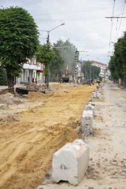 Sarı kumdaki lastik izleri. İnşaat, cadde onarımı, yollar..