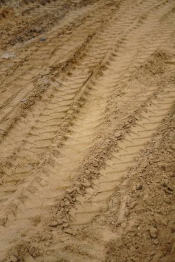 Sarı kumdaki lastik izleri. İnşaat, cadde onarımı, yollar..