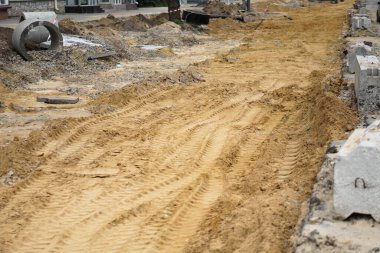 Sarı kumdaki lastik izleri. İnşaat, cadde onarımı, yollar..