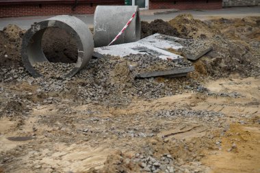 Yol yapımı ve onarımı. Şehir caddesi yıkımdan sonra.