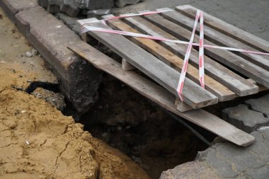 Yol yapımı ve onarımı. Şehir sokağı. Kumda lastik izleri, inşaat malzemeleri..