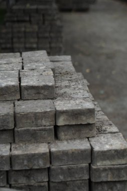Gri kaldırım taşlarından bir palet. Yol yapımı ve onarımı. Şehir caddesi yıkımdan sonra.