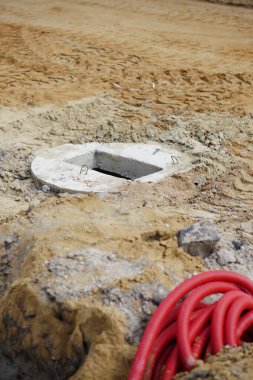 Kırmızı, kıvrımlı, esnek, kablo kanalları için plastik boru. Onarım işi.