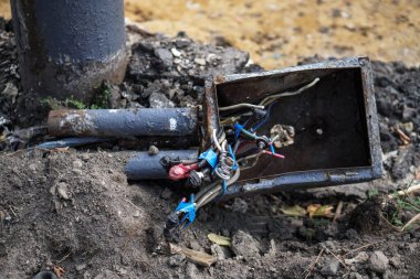 Eski elektrik tesisatının tamiri. Renkli kablolar.