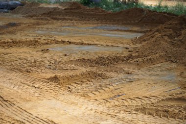 Sarı kumdaki lastik izleri. İnşaat, cadde onarımı, yollar..