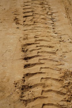 Sarı kumdaki lastik izleri. İnşaat, cadde onarımı, yollar..
