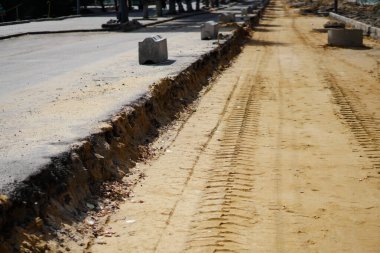 Sarı kumdaki lastik izleri. İnşaat, cadde onarımı, yollar..