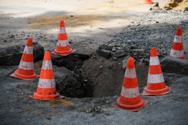 Yol konisi. Caddenin inşaatı ve onarımı. Önlem işareti.