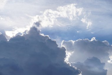 Mavi gökyüzünde güneş ışığı altında bulutlar. Uçaktan manzara harika..