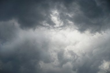 Karanlık, kasvetli, fırtınalı, ışık ışınlı yağmurlu gökyüzü. Korkunç kasırga bulutları. Tasarım için arkaplan resmi