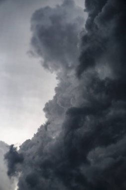 Karanlık, kasvetli, fırtınalı, ışık ışınlı yağmurlu gökyüzü. Korkunç kasırga bulutları. Tasarım için arkaplan resmi
