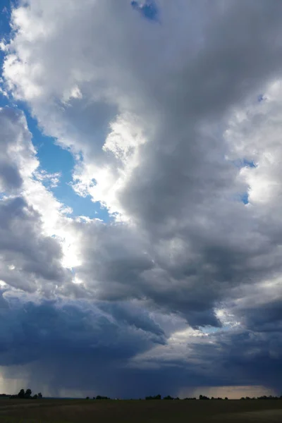 Σύννεφα Στον Γαλάζιο Ουρανό Στο Φως Του Ήλιου — Φωτογραφία Αρχείου