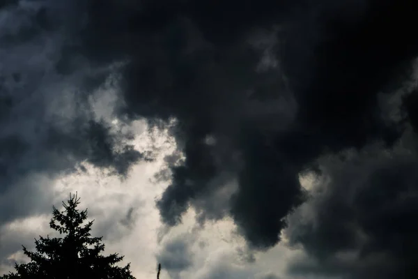 Mörk Dyster Stormig Regnig Himmel Med Ljusstrålar Fruktansvärda Orkanmoln Bakgrundsbild — Stockfoto