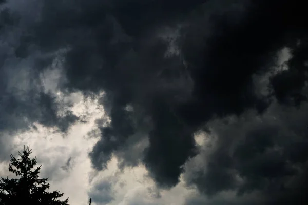 Темное Мрачное Бурное Дождливое Небо Лучами Света Ужасные Ураганные Облака — стоковое фото