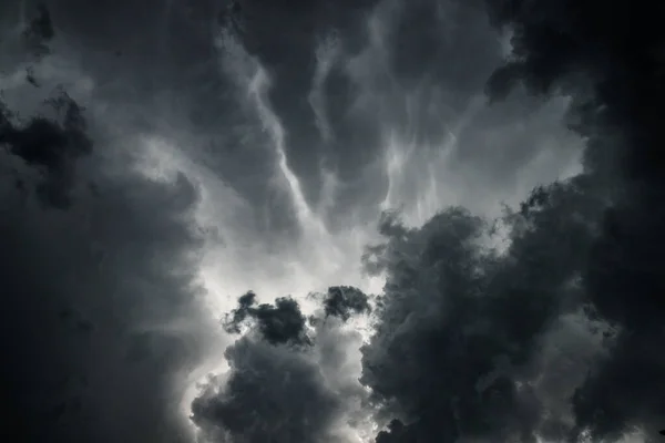 Dunkler Düsterer Stürmischer Regnerischer Himmel Mit Lichtstrahlen Schreckliche Orkanwolken Hintergrundbild — Stockfoto