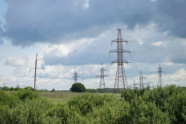 Mavi Gökyüzüne Karşı Tarlada Büyük Elektrik Direkleri Yüksek Voltaj Güç — Stok fotoğraf