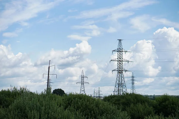 Mavi Gökyüzüne Karşı Tarlada Büyük Elektrik Direkleri Yüksek Voltaj Güç — Stok fotoğraf