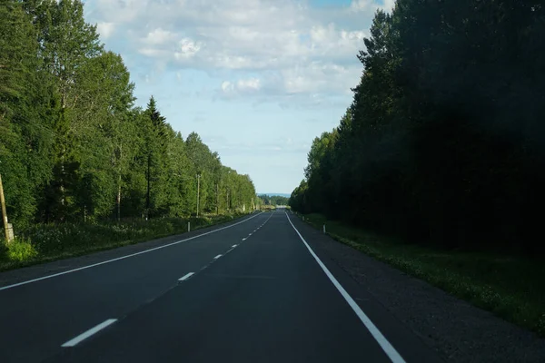 Pusta Autostrada Przez Las Piękne Letnie Tło Krajobrazu Podróże — Zdjęcie stockowe
