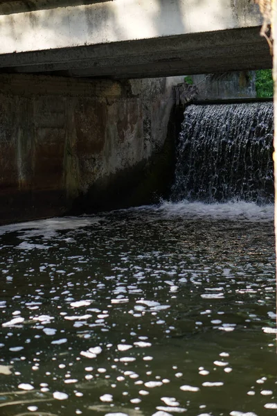 川の上の古いダム 滝の水 — ストック写真