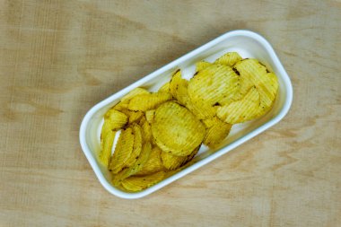 Tahta Masa 'da tuzlu patatesli gofret yığını, kopyalama alanı, cips yığını, Top View.