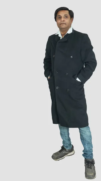 Egy Magabiztos Fiatalember Aki Stílusosan Áll Hosszú Kabátban Teljes Hosszúságú — Stock Fotó