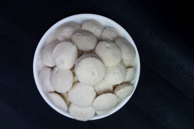 Üst Görünüm Beyaz Plakalı, Siyah Arkaplanda İzole Edilmiş