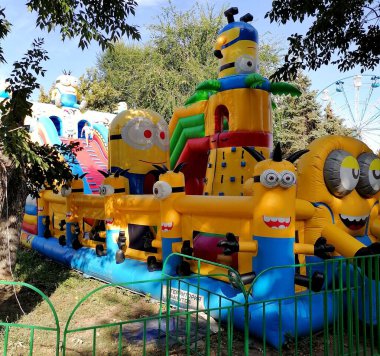 Şehir parkında çocukların şişme oyun parkı.