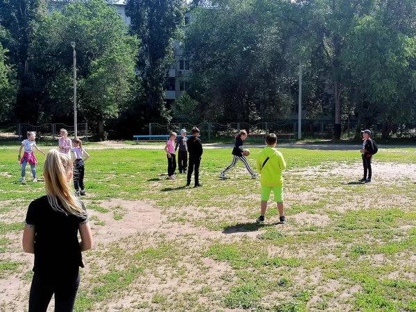 Parkta takım oyunu oynayan çocuklar