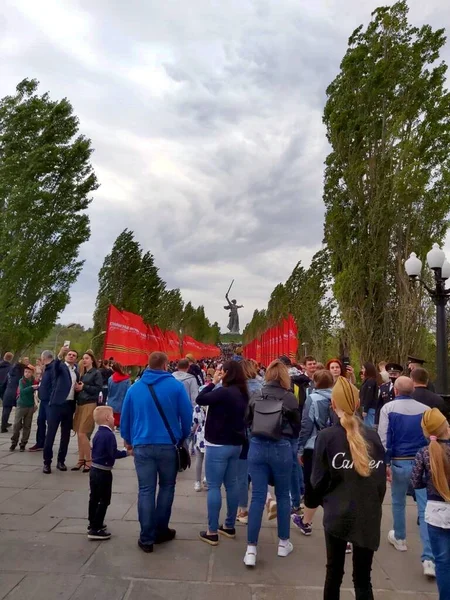 Volgograd 'daki Mamayev Kurgan' a yürüyen bir grup insan.