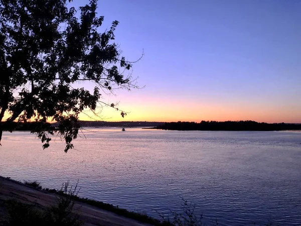 Yaz aylarında nehir üzerinde güzel gün batımı