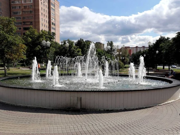 游历俄罗斯 公园里的喷泉 — 图库照片