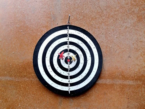 Dart oynayın, hedefe fırlatın.