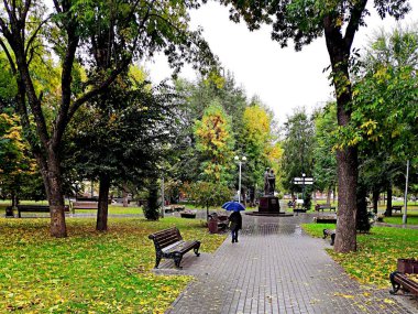 Parkta yürüyorum yağmurda