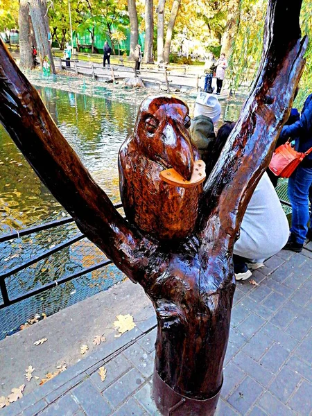 城市公园里的瓦罗纳奶酪雕塑 — 图库照片