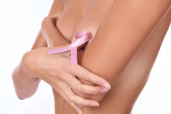 Una Donna Abbronzata Mostra Segno Combattere Cancro Seno Coprendo Seno — Foto Stock