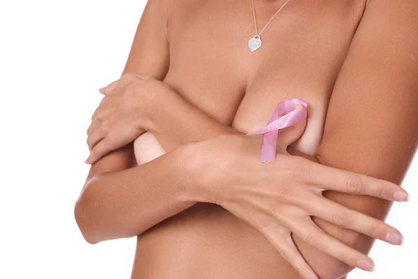 Татуйована Жінка Показує Ознаку Боротьби Раком Молочної Залози Прикриваючи Груди — стокове фото