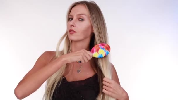 Egy Szőke Modell Színes Hajkefével Fésüli Haját Kiváló Minőségű Fullhd — Stock videók