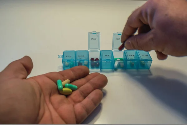 Пожилой Человек Принимает Таблетки Коробки Концепция Здоровья Старости Лекарствами Лекарства — стоковое фото