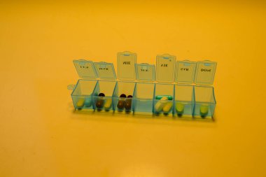 Sarı arka planla dolu makine kutusu