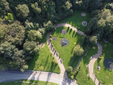 Taze kesilmiş, sağlıklı, yeşil çimenlerin geniş bir bölümünün havadan görüntüsü..