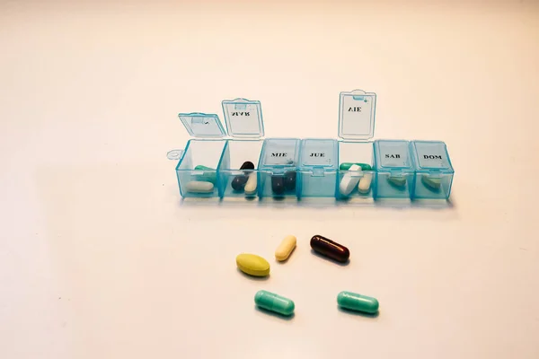 Renkli Haplarla Dolu Bir Ilaç Kutusu — Stok fotoğraf