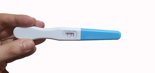 女性手牵着怀孕测试女性手牵着怀孕测试呈阳性的女性手牵着怀孕测试，怀上了孩子 — 图库照片