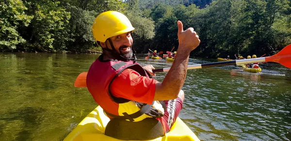 Homme Kayak Dans Rivière Agitant Souriant — Photo