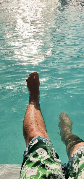 수영장에서 휴식을 취하는 모습 — 스톡 사진