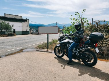 Onun motosiklet üzerinde oturan genç adam