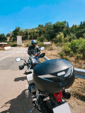 Onun motosiklet üzerinde oturan genç adam