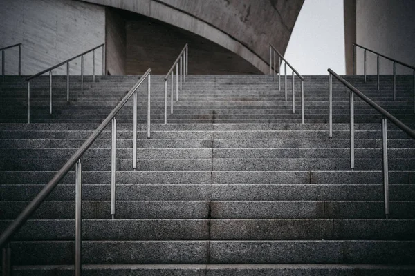 Tło schodów z metalowymi poręczami. Wyspa Teneryfa, Hiszpania — Zdjęcie stockowe