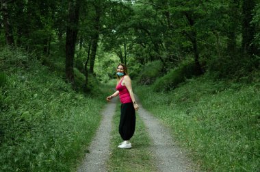 Sarışın ormanda yürüyor.