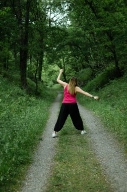 Sarışın ormanda yürüyor.