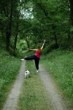 Sarışın ormanda yürüyor.
